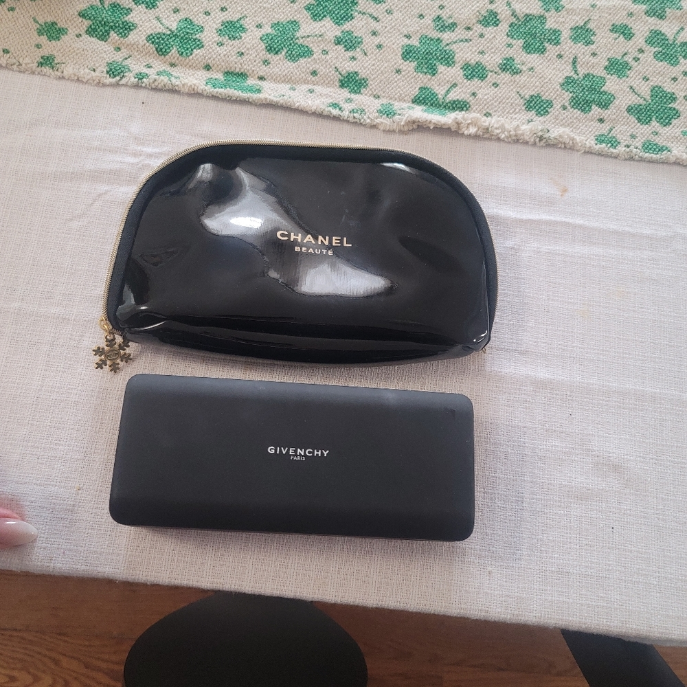 Chanel makeup pouch - Picture 3 of 5
